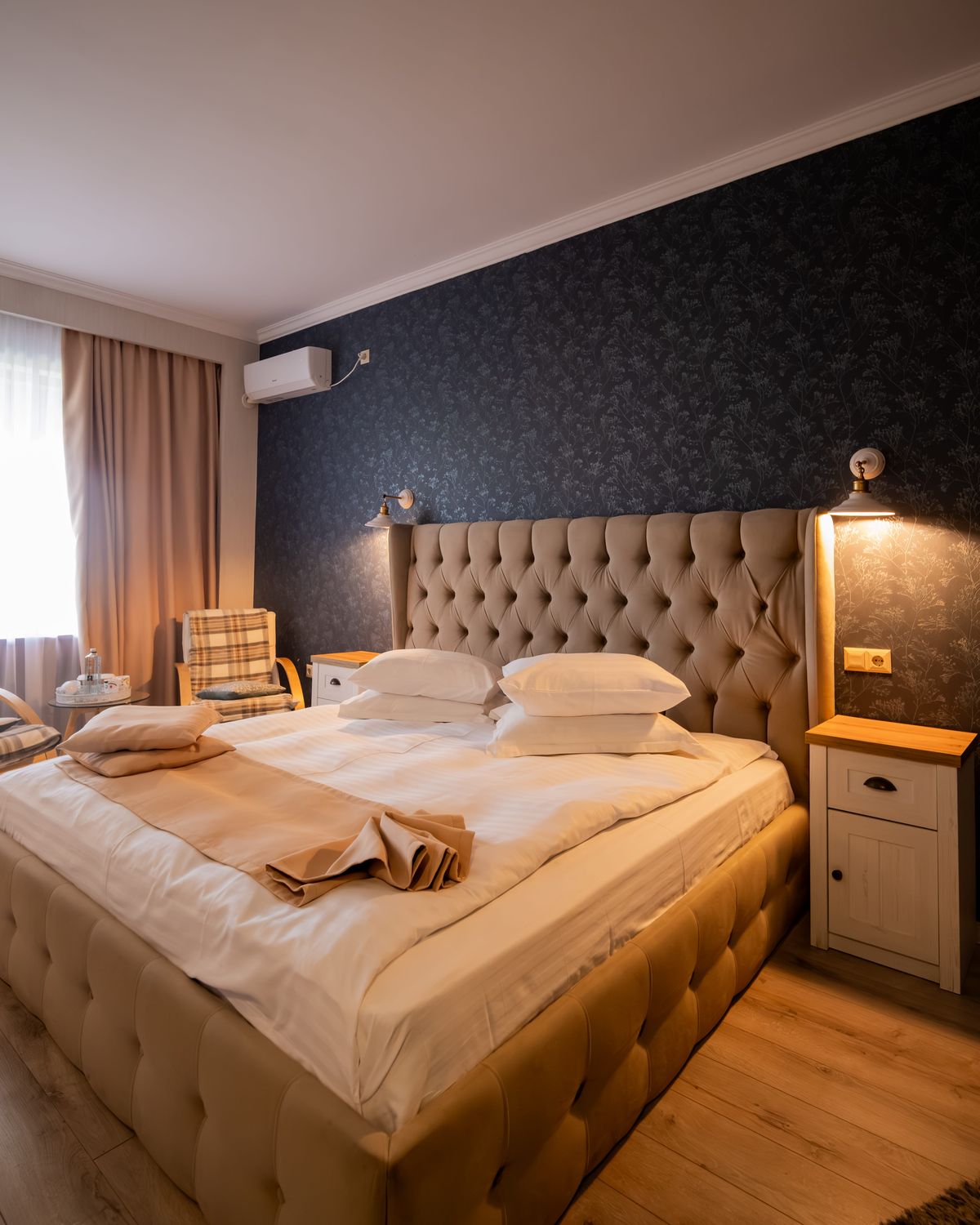 Pat king cu tăblie tapițată, aplică aprinsă și lumina ferestrei, în King Room with Balcony