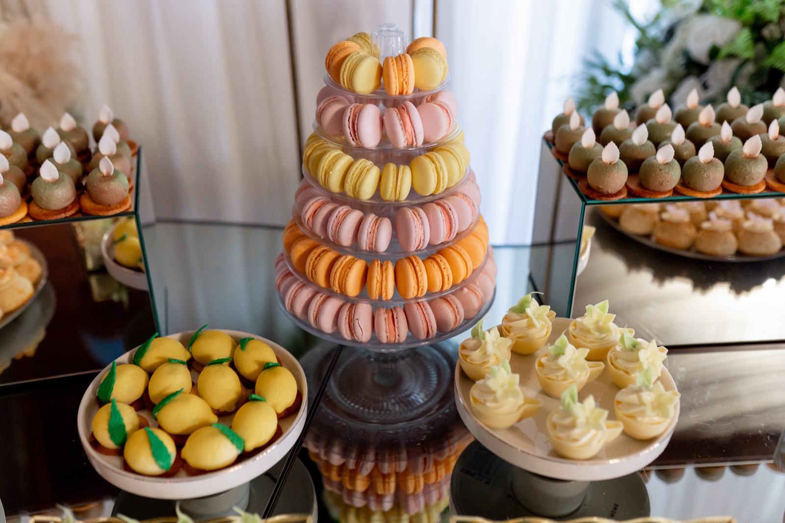 Turn de macarons și prăjituri pe candy bar