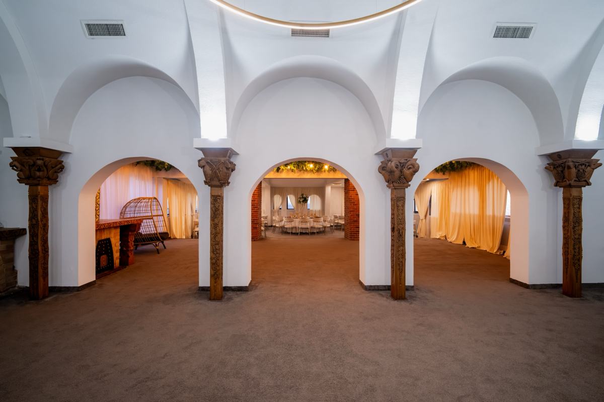 Hol cu arcade și coloane cu capiteluri sculptate