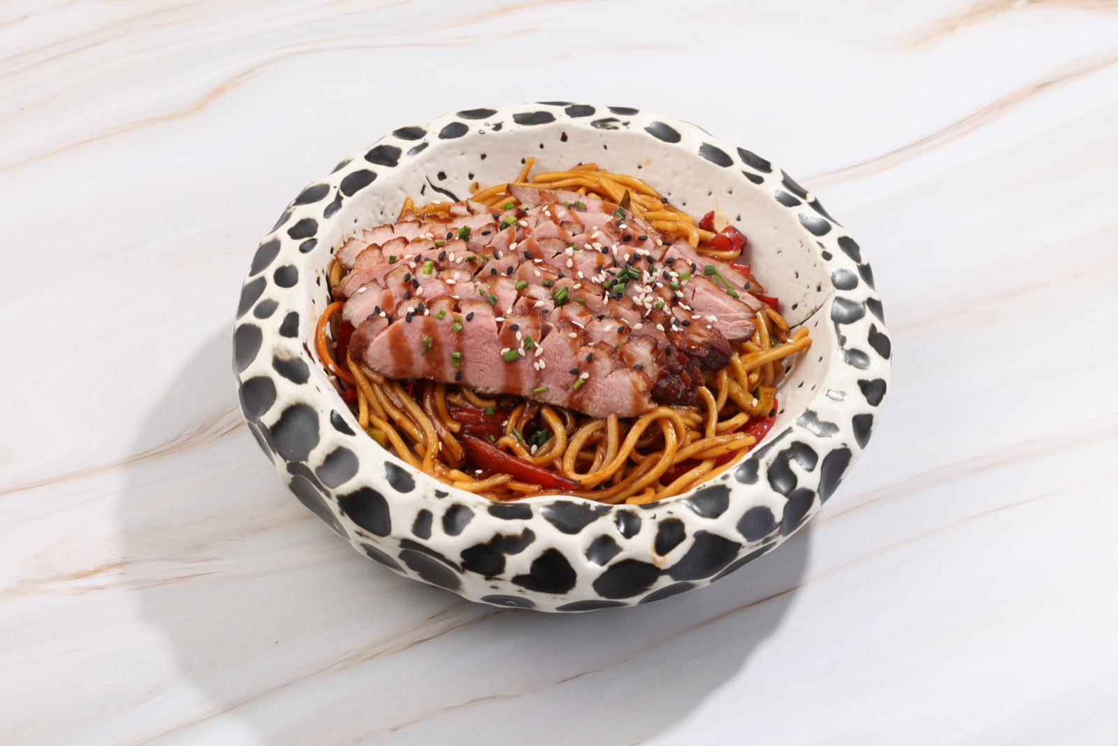 Tăiței cu carne feliată, într-un castron cu model